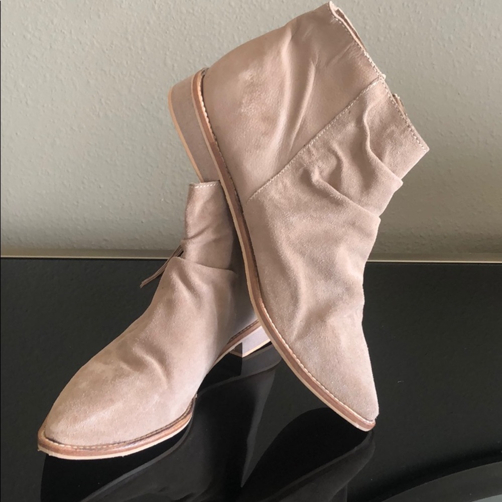 Charles David Brody Boot - Size 8.5, Sand